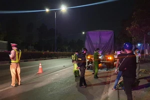 Đâm vào xe đang dừng, 2 thanh niên tử vong 