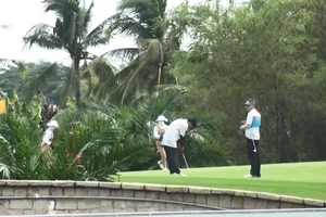 Bất chấp lệnh cấm, sân golf lớn ở Bình Dương vẫn hoạt động