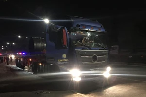 Tông vào container dừng bên đường, 1 thanh niên tử vong