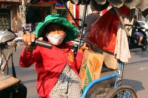 Bình Dương hỗ trợ người bán vé số có hộ khẩu tại địa phương