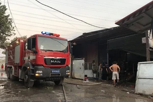 Công ty gỗ tại Bình Dương bốc cháy dữ dội 