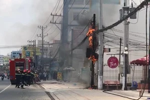 Cột điện ở Bình Dương cháy đùng đùng sau hàng loạt tiếng nổ