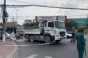 Cụ bà ở Bình Dương bị xe ben cuốn vào gầm