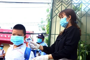 'Nghỉ học lâu quá rồi, đến trường gặp thầy cô, bạn bè thôi'