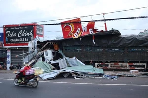  Xe container tông 4 nhà người dân ven đường 