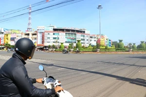 Hàng chục xe biển số xanh tại Bình Phước vượt đèn đỏ