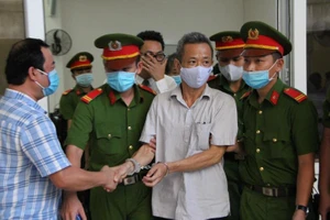 Vụ cựu bí thư Bến Cát: VKS và luật sư tranh luận căng thẳng