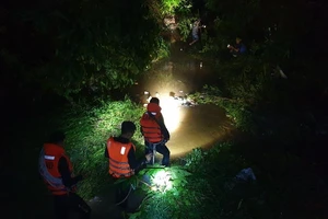 Tắm mưa, bé trai 4 tuổi ở Bình Dương bị nước cuốn mất tích