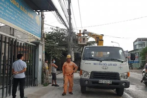 Đang đứng trước nhà, bị dây điện rơi trúng và giật chết