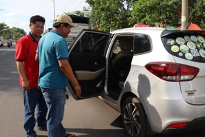 Thanh niên dùng dao tự sát trên xe taxi