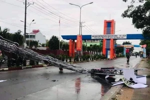 Cổng chào TP Dĩ An đổ sập, nhiều người thoát nạn