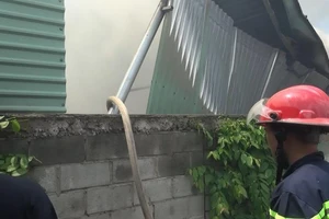 Cháy vựa phế liệu, cả khu dân cư hoảng loạn bỏ chạy