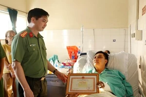 Thượng úy công an bị người đua xe tông thẳng vào người