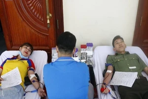  Sợ kim tiêm, nhắm mắt lại hiến máu cứu người