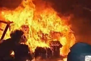 Bình Dương: Công ty nệm mút bốc cháy dữ dội