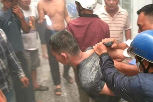 Bình Dương: Nam thanh niên đốt phòng trọ, cố thủ bên trong