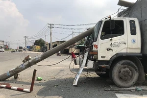 Ô tô tải đâm gãy trụ điện, hàng chục người thoát nạn