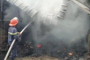  Dân kịp cứu 2 trẻ ở Bình Dương thoát khỏi đám cháy