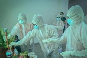 Xúc động cô gái ở khu cách ly, lập bàn thờ tạm chịu tang cha