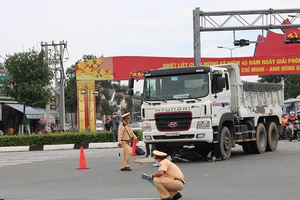 Bình Dương: Xe ben cuốn 1 phụ nữ vào gầm