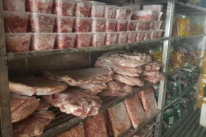 Hàng chục tấn chân gà hết hạn sử dụng không tiêu hủy được