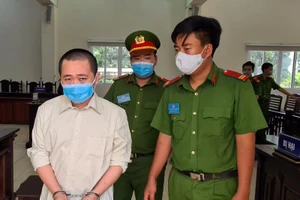 Đổ xăng định thiêu sống người tình vì đòi chia tay