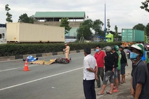 Hai thanh niên tại Bình Dương chết thảm dưới xe container