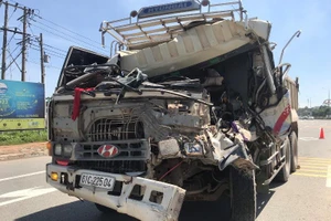 Bình Dương: Tài xế mắc kẹt, kêu cứu trong cabin