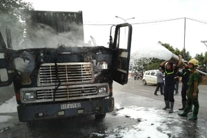 Bình Phước: Xe container bốc cháy, tài xế hoảng loạn bỏ chạy 