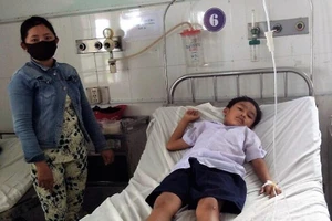  Hàng chục học sinh nhập viện sau khi ăn bánh trung thu