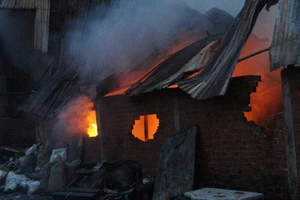 Công nhân hoảng sợ di dời đồ đạc vì sợ bị cháy lan