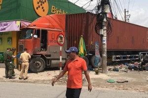 Container lao lên vỉa hè ở Bình Dương, nhiều người thoát chết