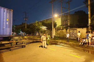 Nam thanh niên chết thảm vì rơmooc chắn ngang đường