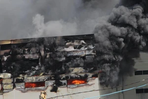 Công ty sản xuất ghế sofa tại Bình Dương trùm trong biển lửa