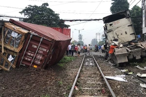 Bình Dương: Tàu hỏa Bắc-Nam tông đứt đôi xe container