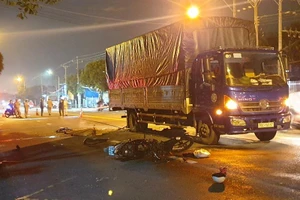 Bình Dương: Bé gái 14 tuổi chạy xe máy tông ô tô tải tử vong