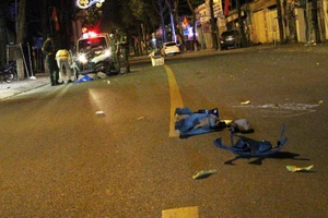 Ô tô húc văng người đi xe máy, rồi bỏ chạy