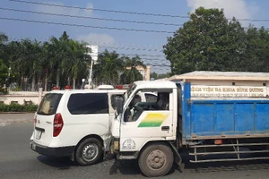 Bình Dương: Xe cấp cứu bị tông ngay trước cổng bệnh viện