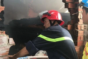 Bình Dương: Dân tháo chạy vì cháy công ty ván ép sát bên