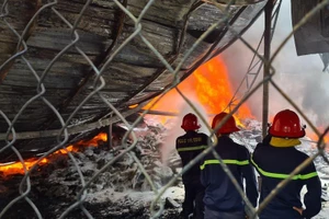 Bình Dương: Cháy lớn, cả khu dân cư hoảng loạn