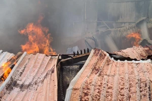 2 cơ sở sản xuất đồ gỗ ở Bình Dương cháy ngùn ngụt