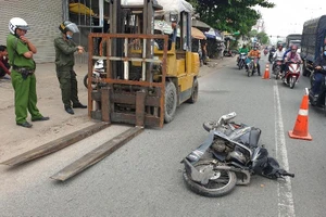 Xe nâng đi lùi trên quốc lộ làm một người bị nạn