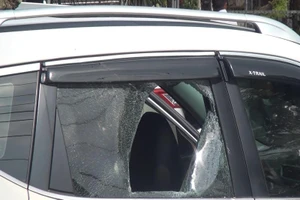 Bình Dương: Nhóm người chặn ô tô đập phá, bắt người