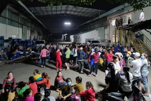 Hàng trăm công nhân trắng đêm đòi lương, bảo hiểm