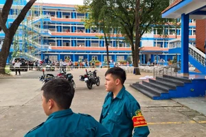 Rơi từ lầu 3 trong trường đại học xuống đất tử vong