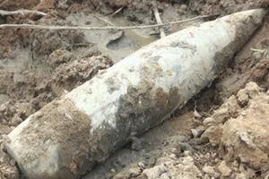 Bình Dương: Nổ đầu đạn 105 ly, 2 người thương vong