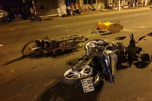 Bình Dương: 2 mô tô tông nhau, 5 người thương vong