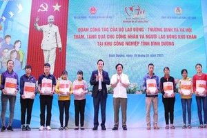 Hàng trăm ngàn công nhân không về quê ăn tết vì dịch COVID-19