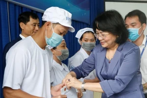 Phó Chủ tịch nước trao quà cho công nhân khó khăn ở Bình Dương