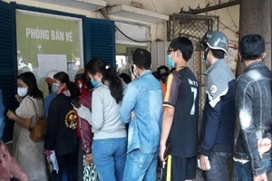 Bình Dương: Người dân đổ xô ra ga tàu hỏa trả vé vì COVID-19